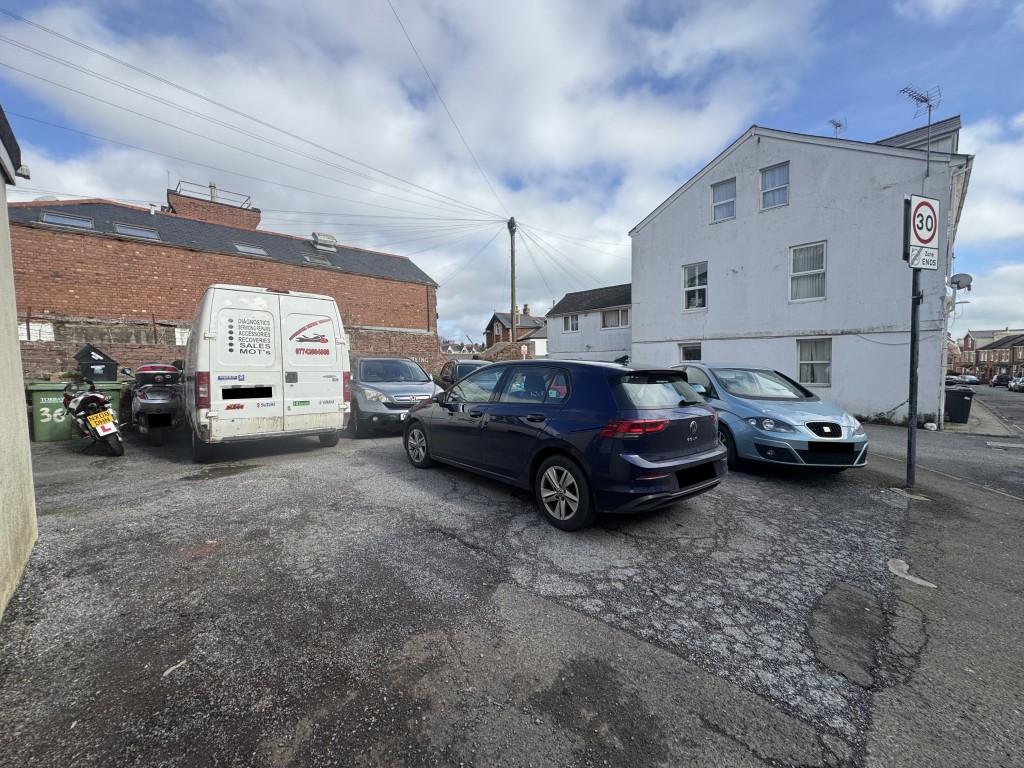 Lot: 124 - FULLY LET RESIDENTIAL INVESTMENT COMPRISING TEN FLATS WITH CAR PARK - Car park